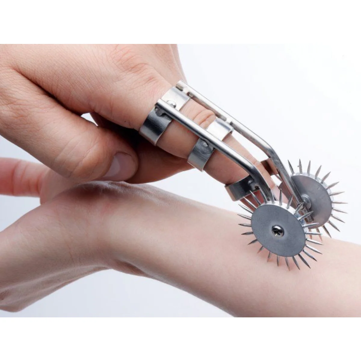 Master Series Spikes Double Finger Pinwheel Silver - Image 4